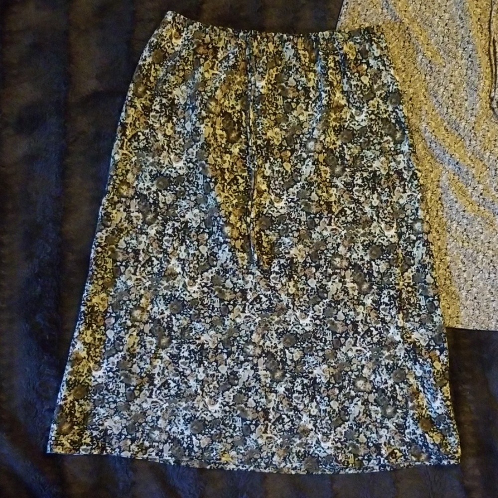 2 multi pattern multi colored skirts - Picture 5 of 6